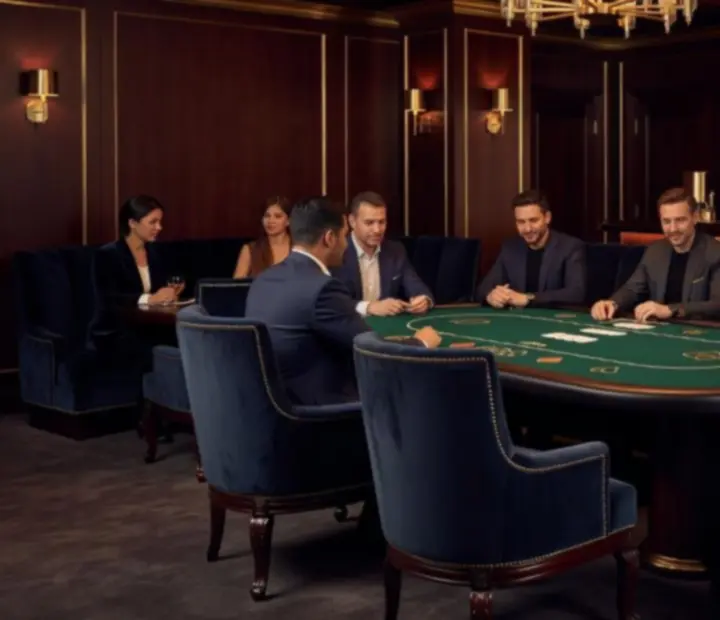 Restauracyjny salon przygotowany na pokerowy wieczór
